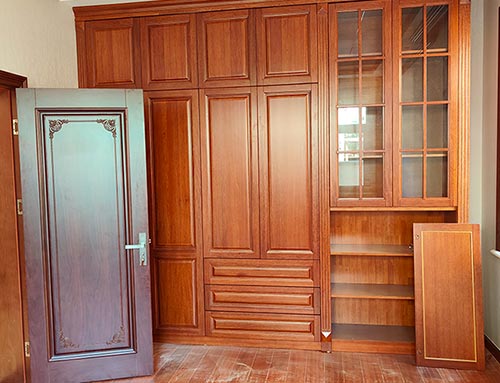 宁波中式家庭装修里定制的实木衣柜效果图